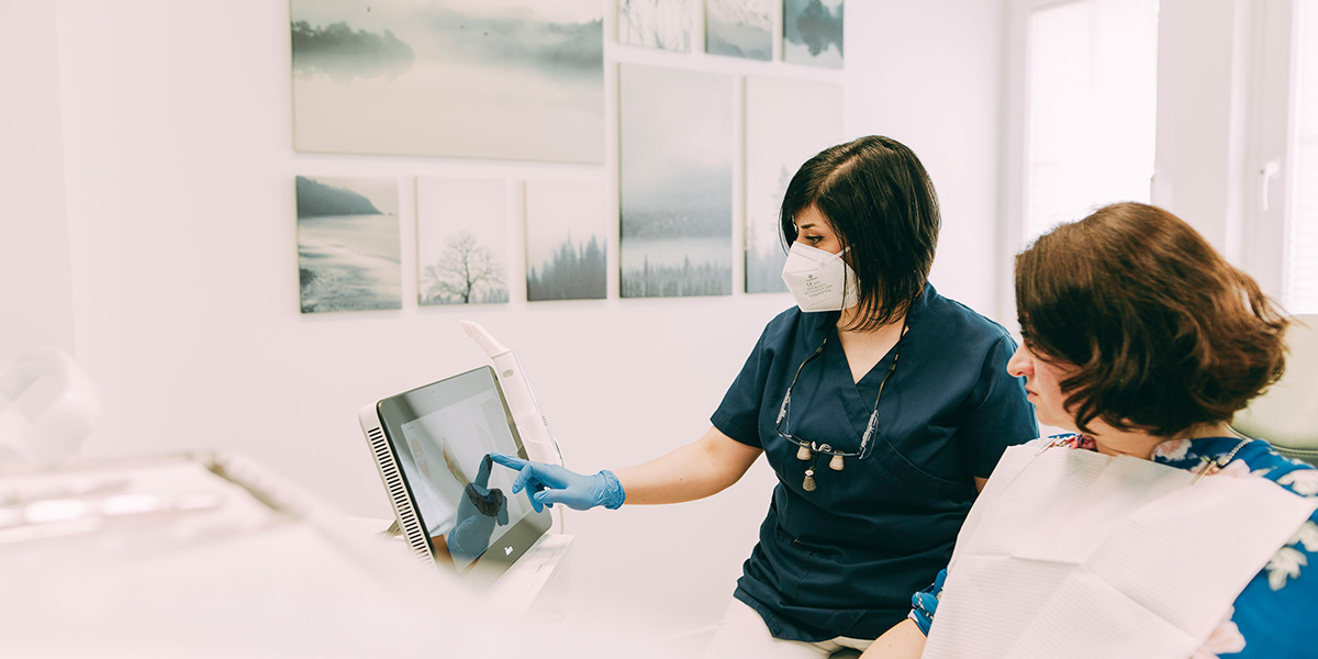 Zahnärztin Emma Klein zeigt Patientin einen digitalen Zahnabdruck in der Zahnarztpraxis Emma Klein in Rastede