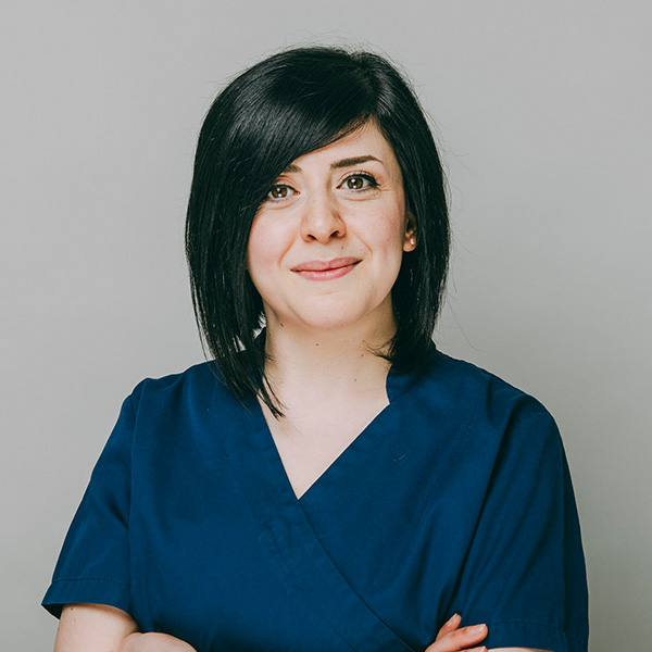 Ein Portrait von Zahnärztin Emma Klein in der Zahnarztpraxis Emma Klein in Rastede