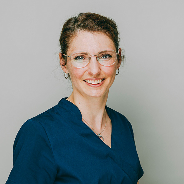 Ein Portrait von Nina Wegner in der Zahnarztpraxis Emma Klein in Rastede