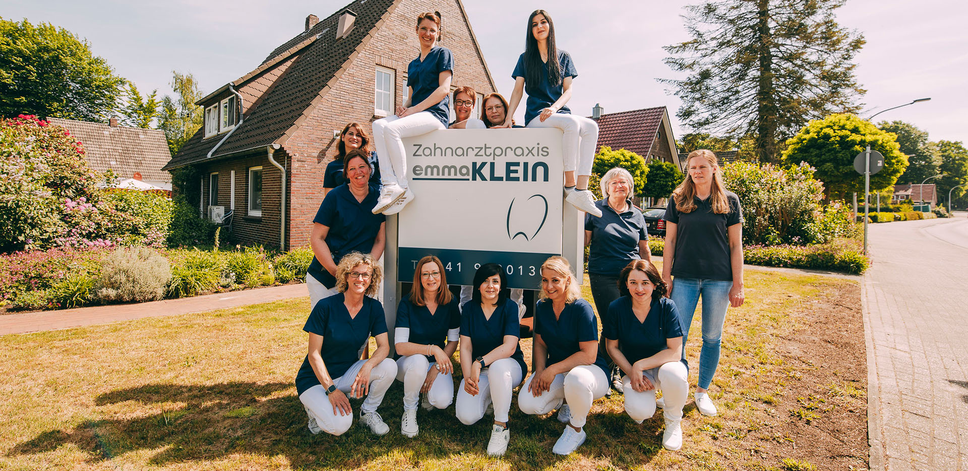 Ein Gruppenbild des Teams in der Zahnarztpraxis Emma Klein in Rastede
