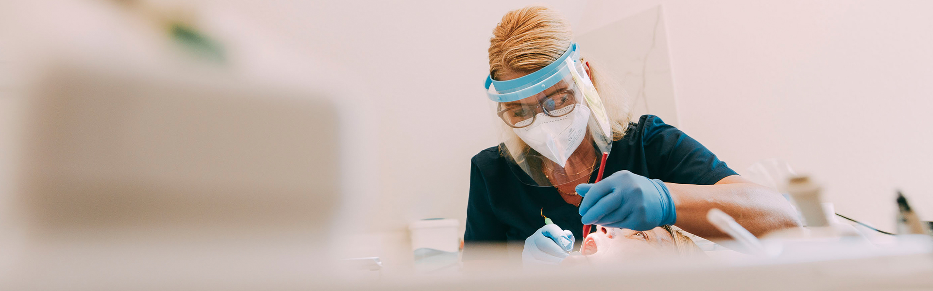 Eine Mitarbeiterin während einer Prophylaxe-Behandlung in der Zahnarztpraxis Emma Klein in Rastede