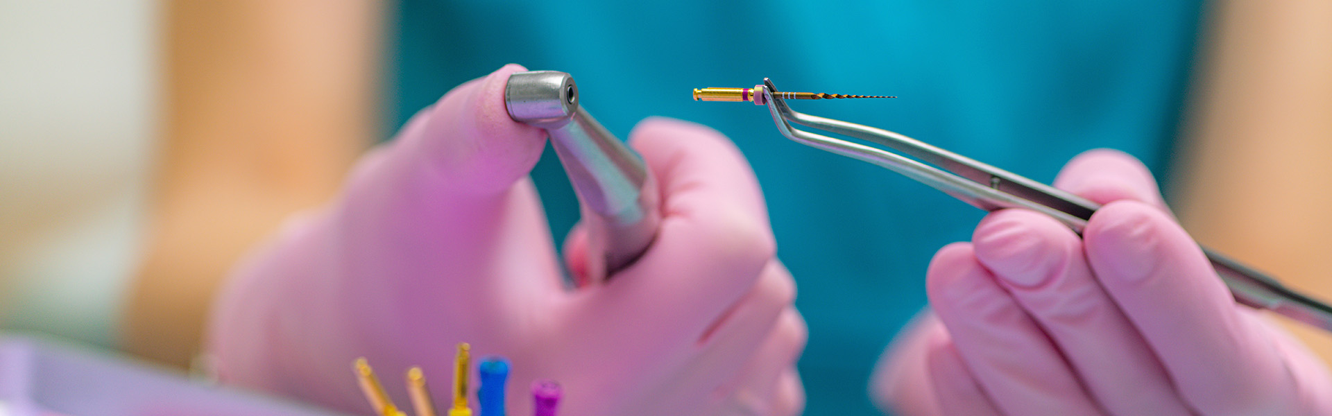 Detailaufnahme von Behandlungsinstrumenten für eine Wurzelbehandlung in der Zahnarztpraxis Emma Klein in Rastede